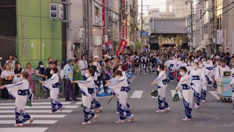 Danza-Del-Abanico-Tenjin-Matsuri-Fuera-Del-Santuario-Tenmangu