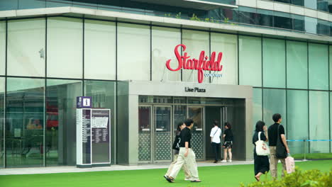 Gente-Deambulando-Afuera-Y-Entrando-Al-Centro-Comercial-Starfield-Coex-En-Seúl,-Corea-Del-Sur.