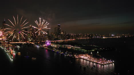 Muelle-De-La-Marina-De-Chicago,-Durante-La-Celebración-Nocturna-Del-Día-De-La-Independencia---Vista-Aérea