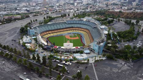 Disparo-De-Un-Dron-Orbitando-Y-Girando-Alrededor-Del-Estadio-De-Los-Dodgers-En-Los-Ángeles