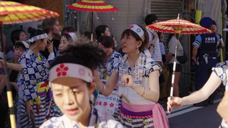 Tenjin-Matsuri-Sonnenschirmtanz-Im-Japanischen-Sommer