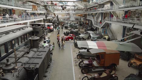 Una-Exposición-De-Automóviles-Y-Aviones-Antiguos-En-El-Museo-Técnico-Nacional-De-Praga,-República-Checa.