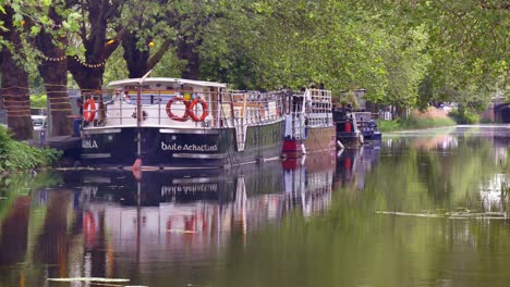 Auf-Dem-Grand-Canal-Von-Dublin-Ist-Ein-Bootsrestaurant-Damit-Beschäftigt,-Kunden-Zu-Bedienen