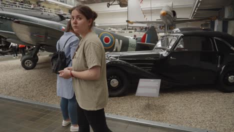 Personas-En-Una-Exposición-De-Autos-Antiguos,-Que-Ofrece-Una-Exhibición-De-Autos-Clásicos-De-Diferentes-épocas-En-El-Museo-Técnico-Nacional-De-Praga,-República-Checa