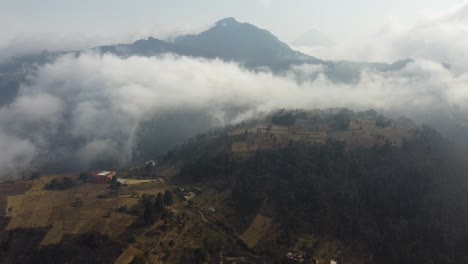 Wolken-Treiben-über-Den-Landwirtschaftlichen-Feldern-Des-Berggipfels-In-Guatemala