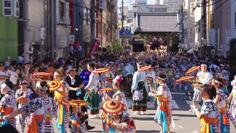 Traditioneller-Tanz-Beim-Tenjin-Matsuri-Festival-In-Osaka