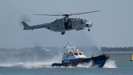 Helicóptero-Militar-NH90-Sobrevolando-El-Buque-De-Rescate-KNRM-En-El-Mar