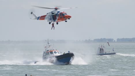 Person-Wurde-Vom-Rettungsboot-Auf-See-In-Einen-SAR-Hubschrauber-Gehievt,-Knrm-Anzeige
