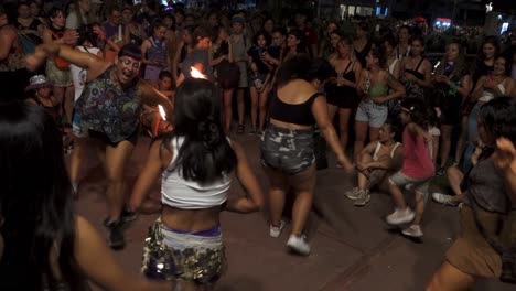 Lateinamerikanische-Frauen-Versammelten-Sich,-Um-Im-öffentlichen-Raum-Zu-Tanzen,-Feuerkünstler-Tanzten-Während-Einer-öffentlichen-Veranstaltung