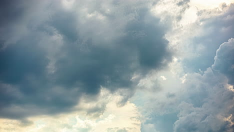 Nur-Himmel,-Wolkenlandschaft,-Zeitraffer-Mit-Sonnenschein-Und-Dunklen-Wolken