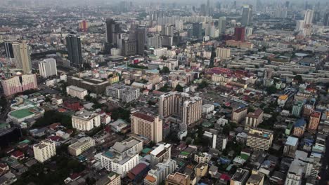 Die-Luftaufnahme-Neigt-Sich-Zu-Den-Hochhäusern-In-Der-Innenstadt-Von-Bangkok,-Thailand