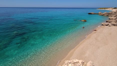 Sommerfarben-An-Der-Wunderschönen-Küste-Des-Mittelmeers-Mit-Unberührtem-Strand,-Der-Von-Türkisfarbenem-Wasser-Umspült-Wird