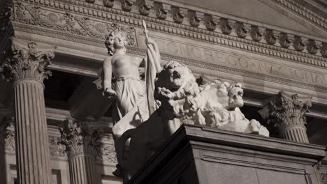 Lola-Mora-Estatua-De-Mármol-Blanco-De-Una-Mujer-Y-Dos-Leones-Que-Representan-La-Libertad-Y-El-Progreso-En-La-Fachada-Del-Palacio-Del-Congreso-Nacional-Por-La-Noche