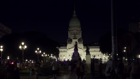 Toma-De-Establecimiento-Del-Parque-Público-Del-Congreso-Nacional-Por-La-Noche-Con-Gente-Caminando