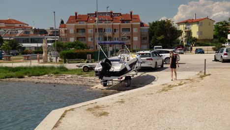 Vehículo-Que-Invierte-El-Remolque-Para-Lanzar-Lancha-Rápida-En-Aguas-Poco-Profundas-En-El-Puerto-Deportivo-De-Medulin,-Croacia