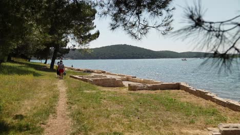 Turistas-En-Las-Ruinas-De-Una-Villa-Romana-En-La-Costa-Del-Mar-Adriático.