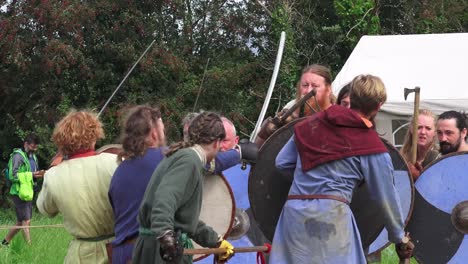 Recreación-Vikinga-De-Una-Feroz-Batalla-Cuerpo-A-Cuerpo-En-Woodstown,-Waterford,-Irlanda