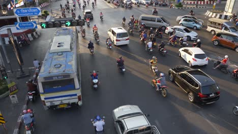 Este-Es-El-Video-Que-Muestra-Una-Intersección-Local-En-Tailandia-Con-Mucho-Tráfico.