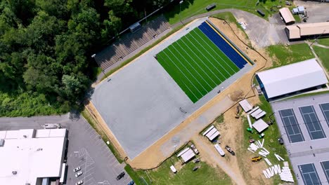 Installation-Von-Kunstrasen-Aus-Der-Luft-An-Der-Grayson-County-High-School-In-Independence,-Virginia