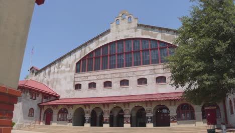 Toma-Panorámica-Hacia-La-Derecha-Que-Revela-El-Coliseo-De-Cowtown-En-Fort-Worth,-Texas.