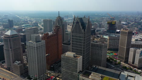 Vista-Aérea-Con-Vistas-Al-Horizonte-Del-Centro-De-Detroit,-Día-Soleado-En-Michigan,-Estados-Unidos