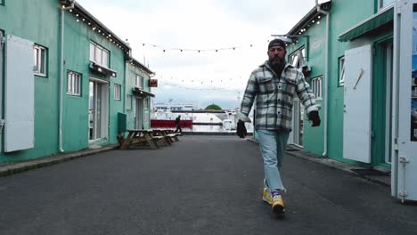 Hombre-Caminando-Por-Las-Calles-Del-Puerto-De-Reykjavik