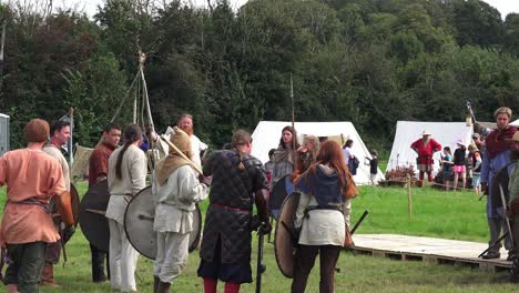 Recreación-Vikinga-Hombres-Se-Reúnen-Para-La-Batalla-Con-Trajes-De-época-En-Woodstown,-Waterford,-Irlanda