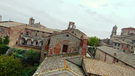 Drone-Sobrevuela-El-Pueblo-Italiano-De-Lucignano,-Arezzo-En-Toscana,-Italia