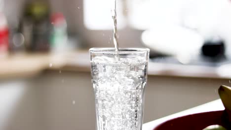 Nahaufnahme-Eines-Glases-Wasser,-Weicher-Fokus