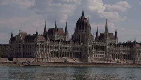 Schwenk-über-Das-Ungarische-Parlamentsgebäude-Von-Der-Anderen-Seite-Der-Donau
