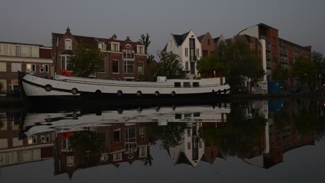 Niederländisches-Hausboot,-Lastkahn-Am-Flussufer-Angedockt