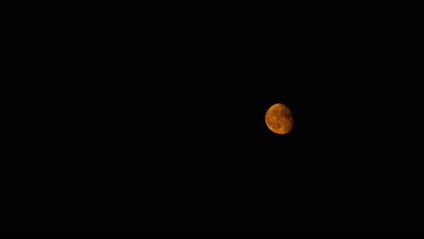 Majestuosa-Luna-Roja-En-El-Cielo-Nocturno-Con-Nubes-Fluidas,-Lapso-De-Tiempo