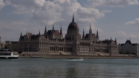 Boote-Fahren-Vor-Dem-Ungarischen-Parlamentsgebäude-In-Budapest-Entlang-Der-Donau-Vorbei