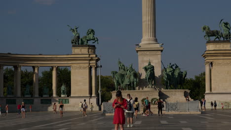 People-and-Tourists-at-the-Heroes-Square-in-Budapest-City,-Millennium-Monument