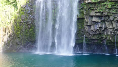 La-Cascada-De-Ogawa-Se-Sumerge-En-Una-Piscina-Verde-Esmeralda-En-Kagoshima,-Japón.