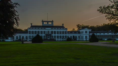 Zeitraffer-Des-Sonnenuntergangs-Hinter-Einem-Wunderschönen-Weiten-Palast-In-Den-Niederlanden