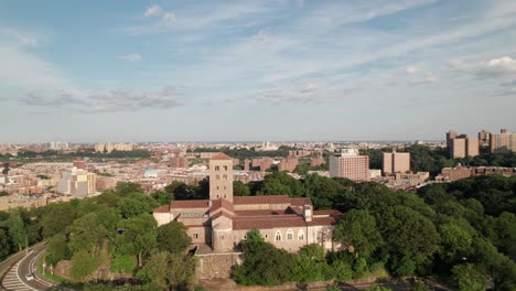 The-Met-Cloisters,-Epische-360°-Ansicht-Des-Wunderschönen-New-Yorker-Parks,-4K-60fps