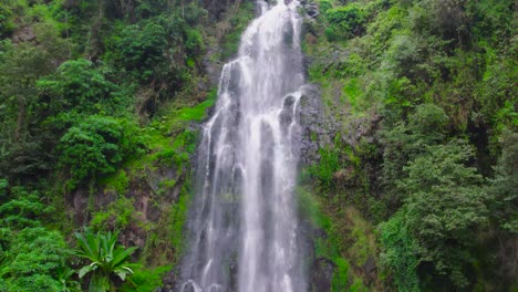 Der-Materuni-Wasserfall-Ist-Einer-Der-Wasserfälle-Im-Mware-Fluss-In-Tansania