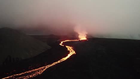 Toma-De-Drone-Del-Volcán-Litli-Hrutur-En-Islandia-Con-Niebla-Y-Humo-13