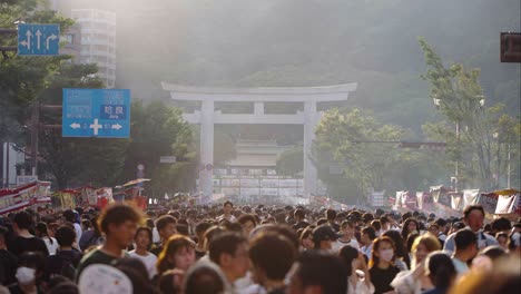 Cámara-Lenta-De-Una-Multitud-Masiva-En-El-Festival-De-Verano-Japonés-Frente-Al-Santuario-Terukuni