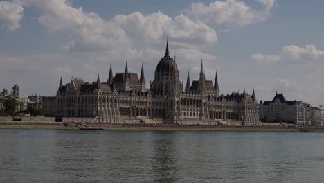 Edificio-Del-Parlamento-Húngaro-Al-Otro-Lado-Del-Danubio,-Plano-Amplio-En-Un-Día-Soleado