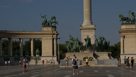 Der-Budapester-Heldenplatz-Und-Das-Millennium-Denkmal-Schwenken-An-Einem-Sonnigen-Tag-Hinüber