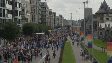 Camiones-Y-Multitud-Durante-El-Desfile-Del-Orgullo-Gay-De-Amberes-2023-En-Bélgica.