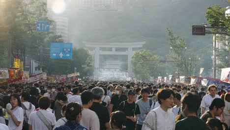 Multitud-Bulliciosa-En-El-Festival-De-Verano-Japonés-Rokugatsudou-En-El-Santuario-Terukuni