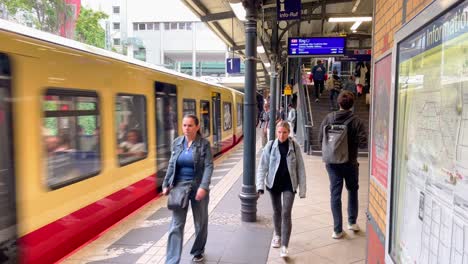 S-Bahn-In-Berlin-Prenzlauer-Berg,-Die-Mit-Menschen-In-Den-Bahnhof-Einfährt