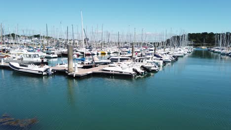 panoramic-view-from-left-to-right-of-the-port-of-La-Trinité-sur-mer-in-Bretagne,-France