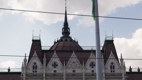 Tranvía-Pasando-Frente-Al-Edificio-Del-Parlamento-Húngaro-De-Cerca