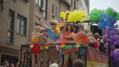 Camión-Pasando-Con-Mucha-Gente-Bailando-Y-Banderas-Del-Arco-Iris-Durante-El-Desfile-Del-Orgullo-Gay-De-Amberes-2023-En-Bélgica