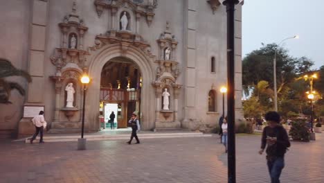 Parroquia-La-Virgen-Miraculosa-Kirche-In-Der-Nähe-Des-Kennedy-Parks-Bei-Sonnenuntergang-In-Miraflores,-Lima,-Peru