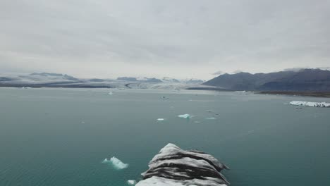 Toma-De-Drone-Del-Lago-Glaciar-Yokulsarlon-En-Islandia-6